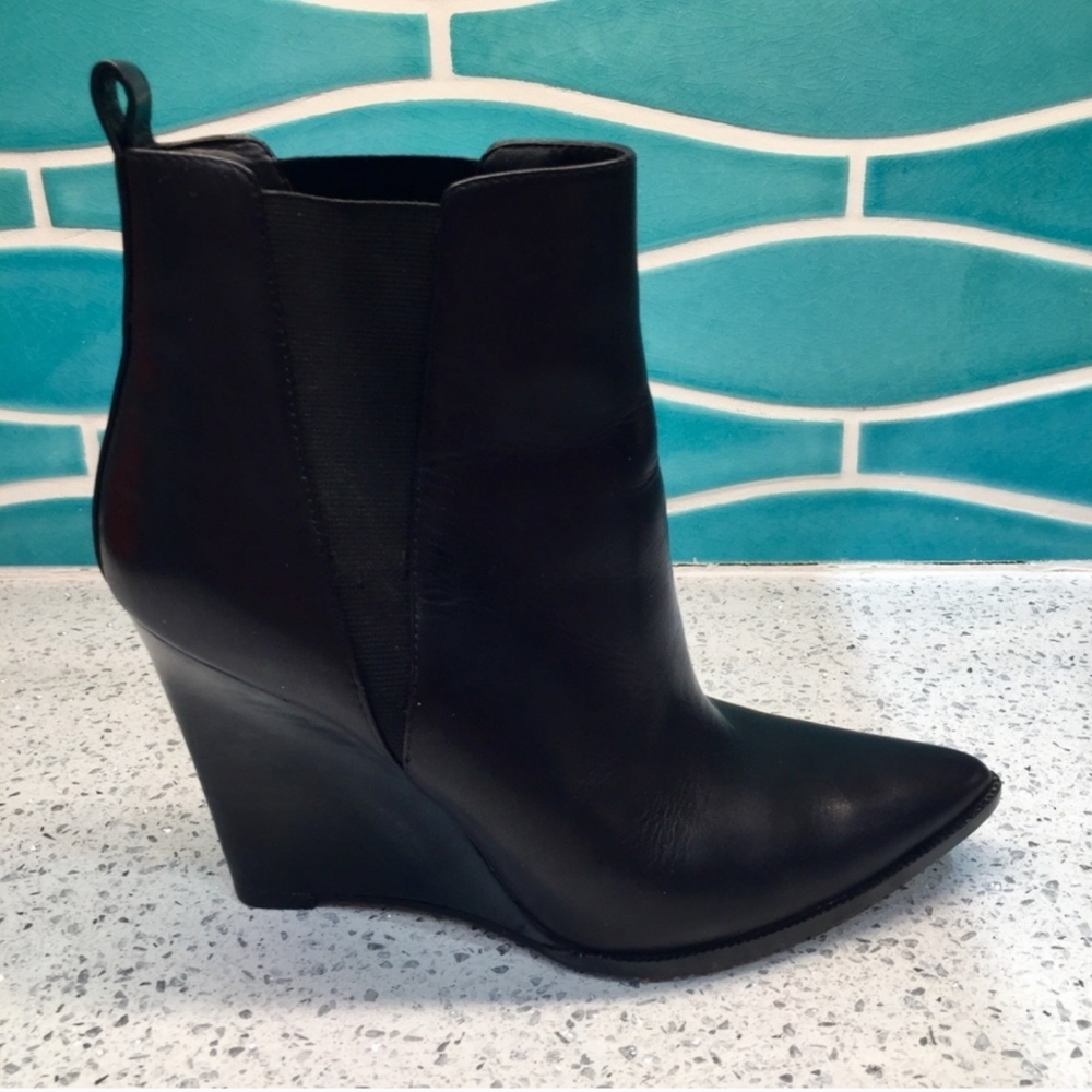 Linea Chelsea Wedge Boot Size 7